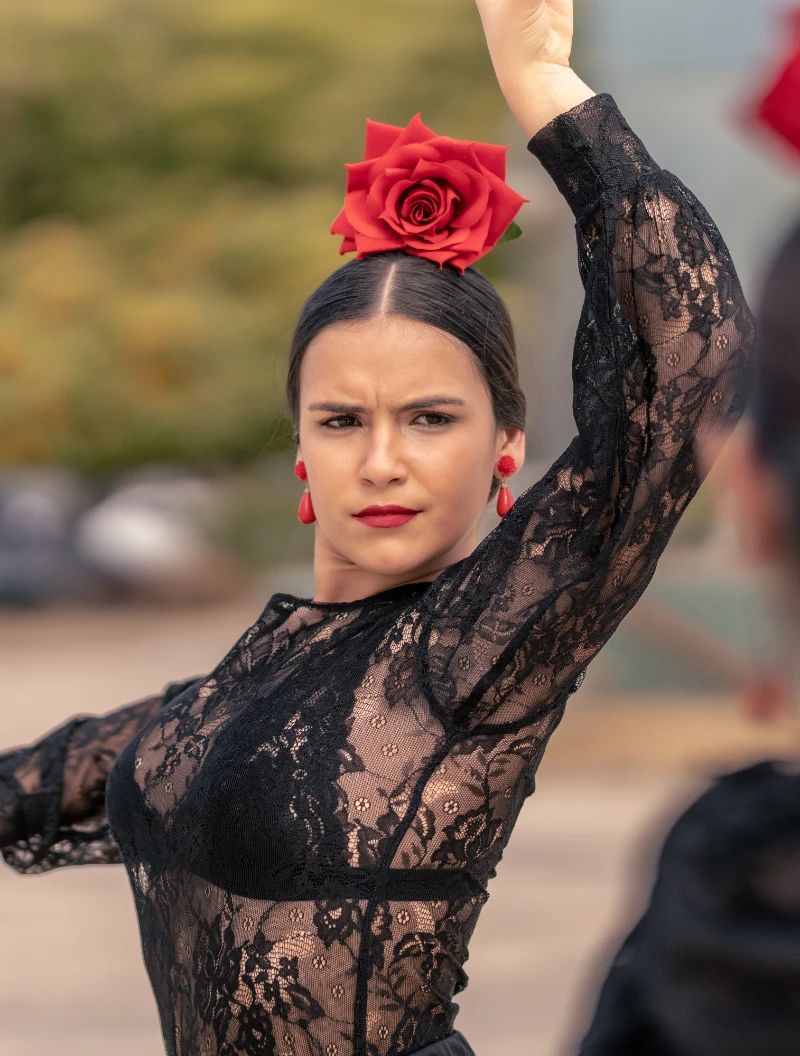 Jonge spaanse vrouw die flamenco danst